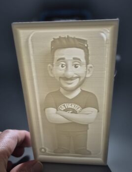 3D-gedruckte Lithophanie, erstellt mit FDM-Drucktechnologie, die ein detailreiches Bild zeigt.